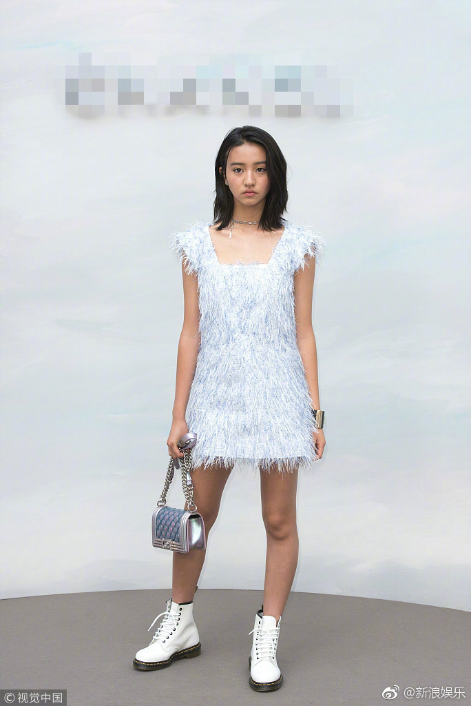 46岁周迅穿露肩装现身,周迅素颜亮相穿着休闲