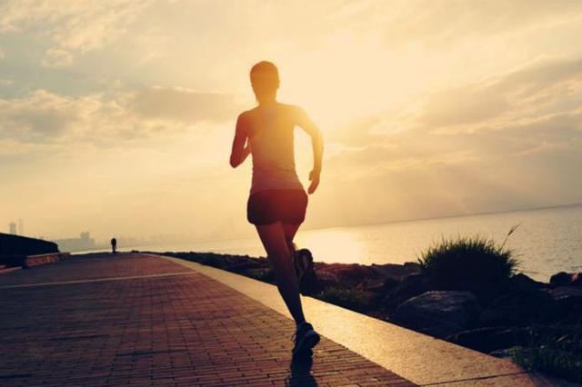 跑步小腿肌肉紧绷酸痛像抽筋,跑步大腿前侧肌肉抽筋怎么弄