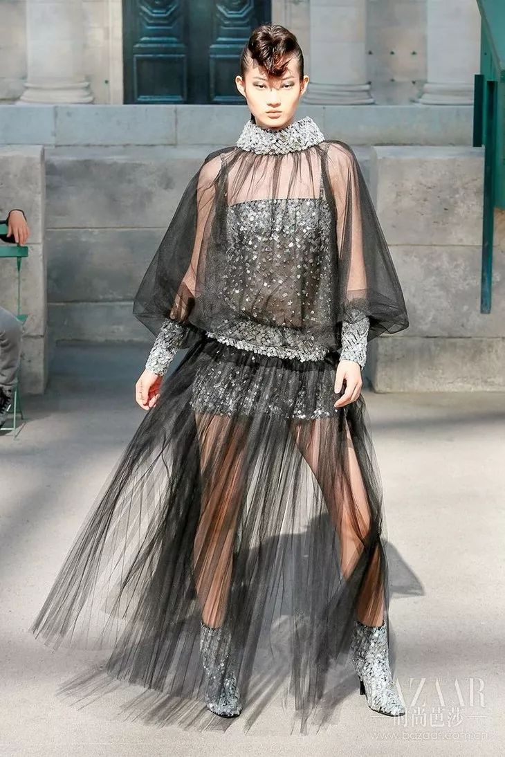 塞纳河倒映着埃菲尔铁塔,香奈儿的绝美高定