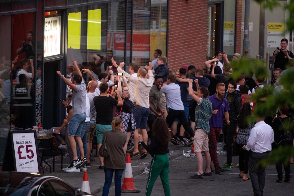 英格兰vs克罗地亚球迷的反应,英格兰球迷vs苏格兰球迷