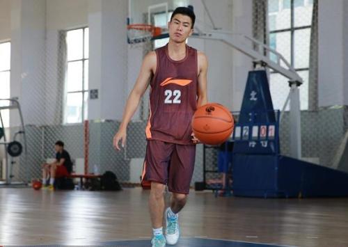 CBA的尴尬选秀故事：外援打了8年不知道有，状元适应不了CBA强度