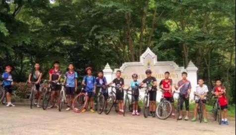 泰国少年足球队被困山洞高僧相救,泰国足球少年被困溶洞营救过程