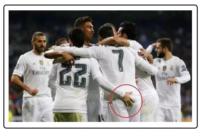 世界杯上为什么球员喜欢吐痰,为什么足球运动员爱摸头