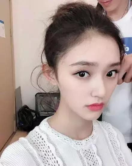 林允没整之前的样子,林允回应撕脚皮视频