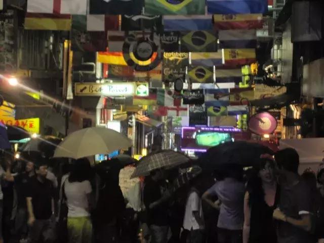 你在家直播看球爽歪歪，香港同胞望眼欲穿哭唧唧……