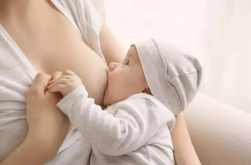 新生儿吃奶时乳头咬的很疼,怎么让宝宝吃奶不咬乳头