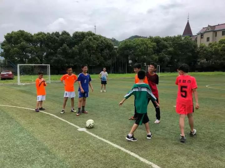 两个年级只有9名男生！却成立了一支“金牌足球队”，把人看哭了