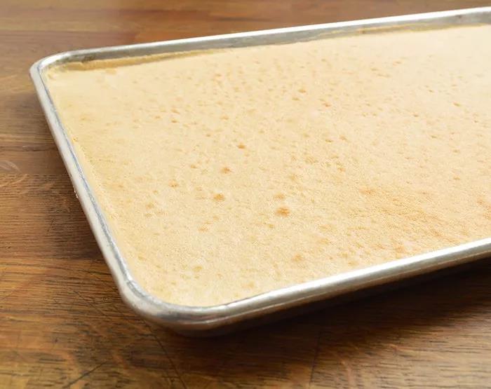 为什么蛋糕卷一出来就塌下去了,蛋糕卷断裂卷不起来的原因