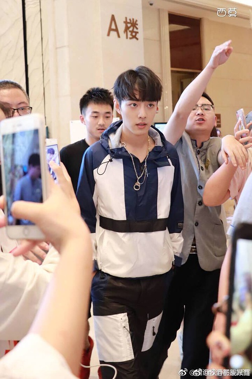 沈月王一博上演最萌身高差,沈月和王一博最新视频