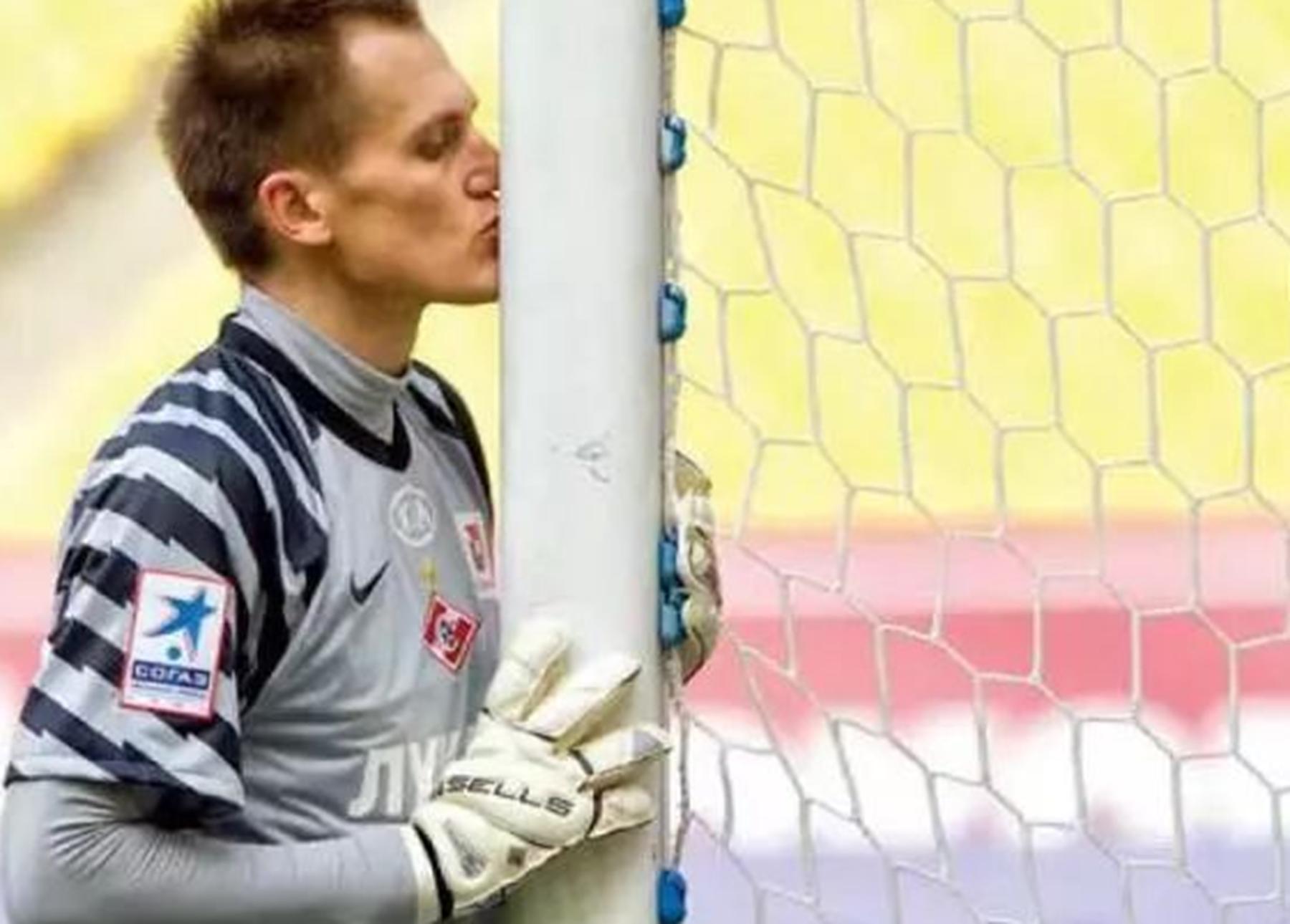 为什么c罗喜欢穿长袖球衣,为什么c罗现在穿短袖了