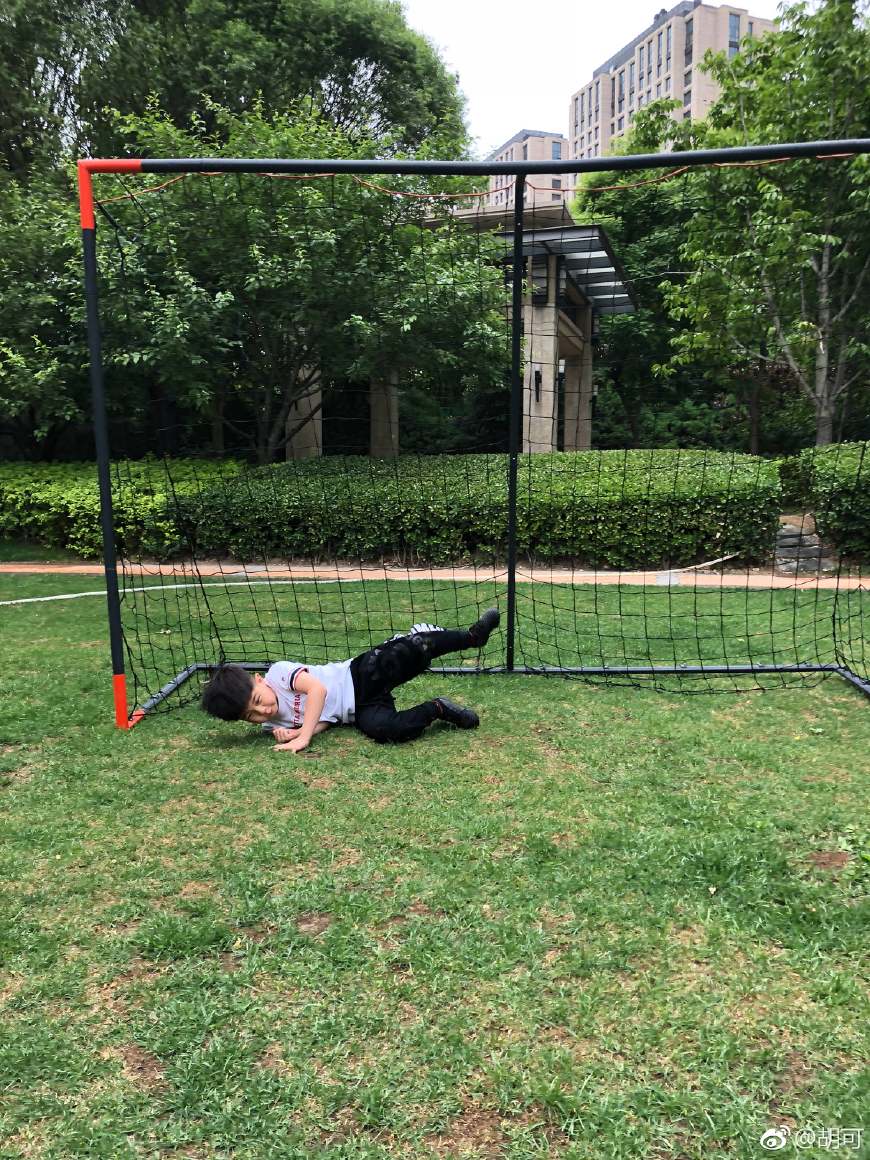 胡可和安吉在台上表演,胡可为安吉庆生安吉玩水不亦乐乎