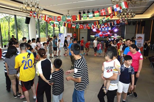 世界杯期间，晚上是足球的狂欢，白天的时间应该留给家人和汽车