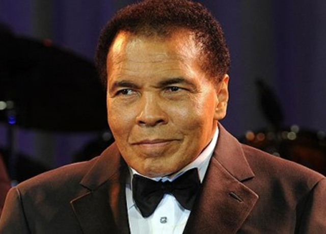 拳王阿里的东西值多少钱,阿里拳王的拳套