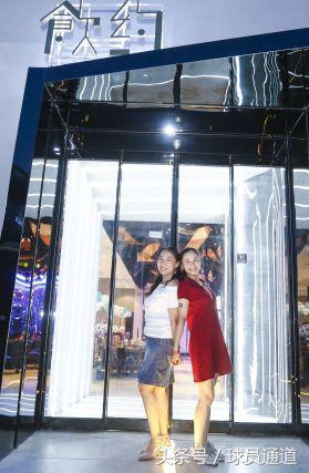 “兄弟，请问汉森贝壳球场怎么走？”