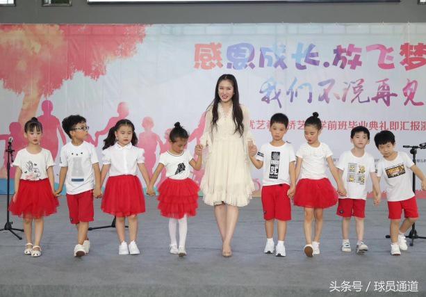 “兄弟，请问汉森贝壳球场怎么走？”