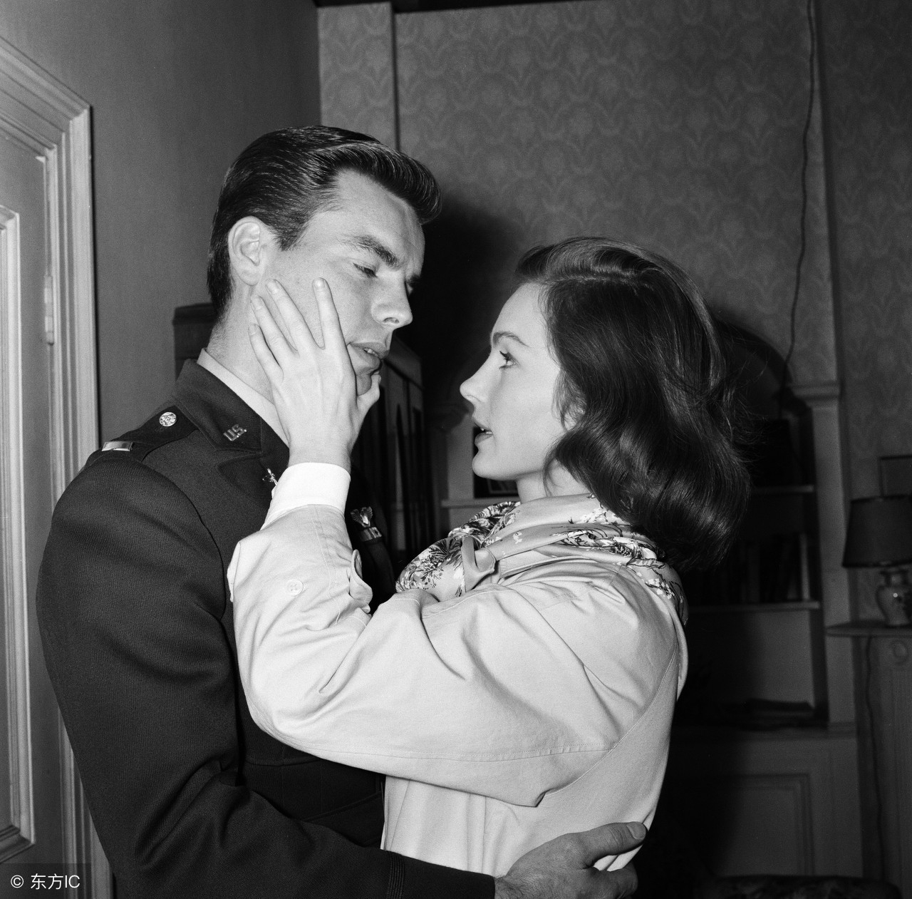 疯狂接吻日！在亲吻区可狂吻陌生人！小心对象被别人抱在怀里！