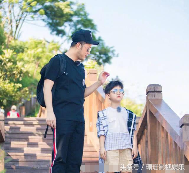 胡可微博晒安吉踢球照片,长大了安吉一脸帅!网友:姐姐等你!