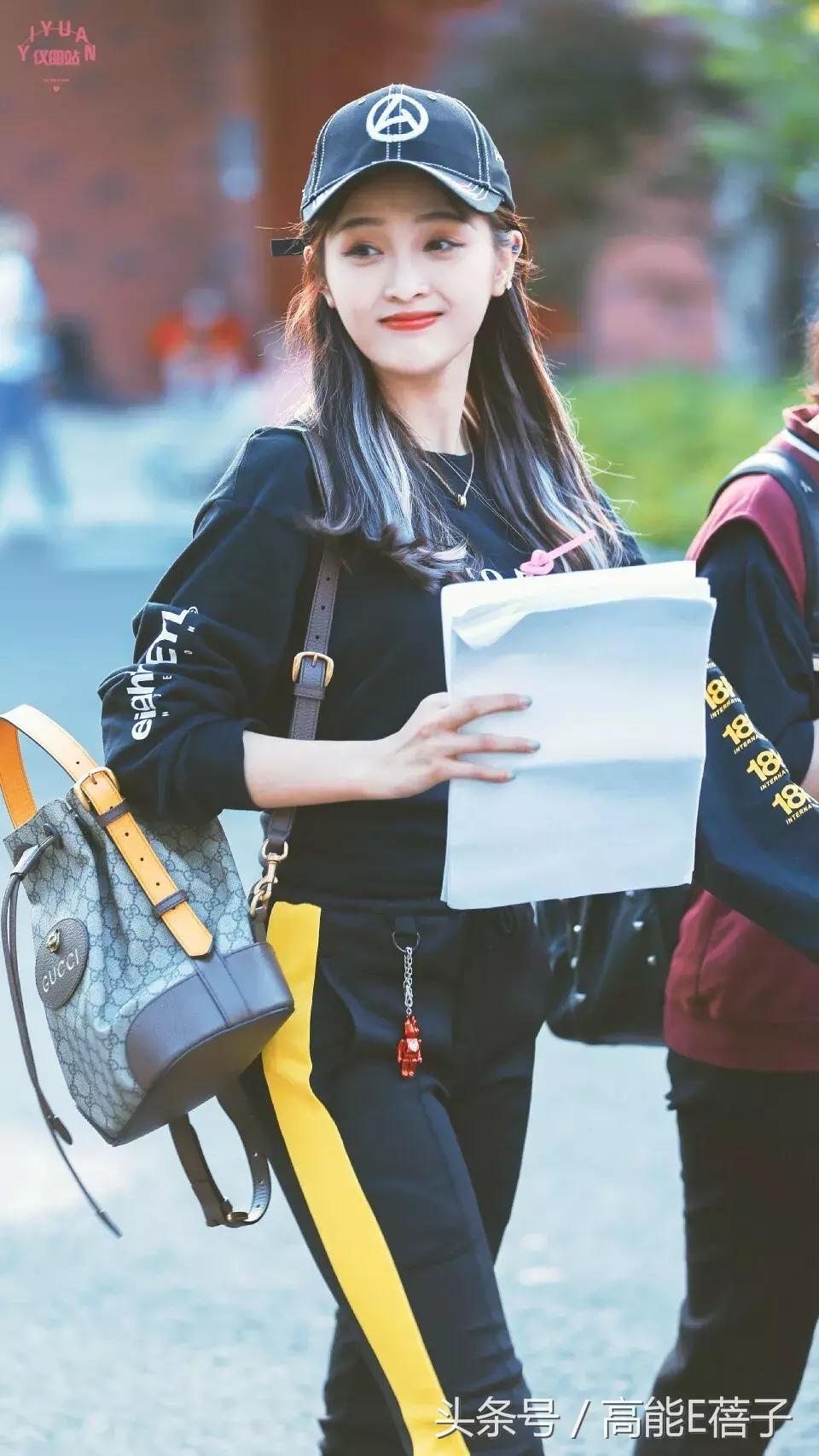 吴宣仪海南甜美穿搭,不知道怎么搭配时尚让小姐姐教你