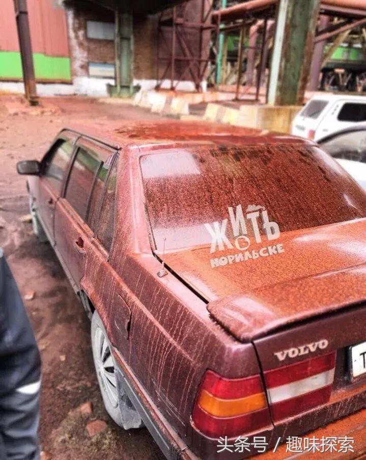 俄罗斯一座北部小镇突然下起了“血雨”，将一停车场染成红色