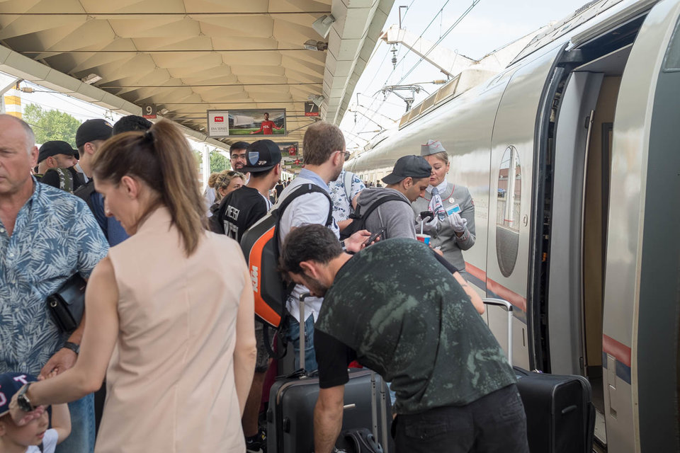 外媒看欧美体验中国高铁,外国网友谈中国高铁体验