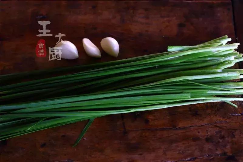 如何在家制作烧烤摊的烤韭菜,烧烤家庭版烤韭菜