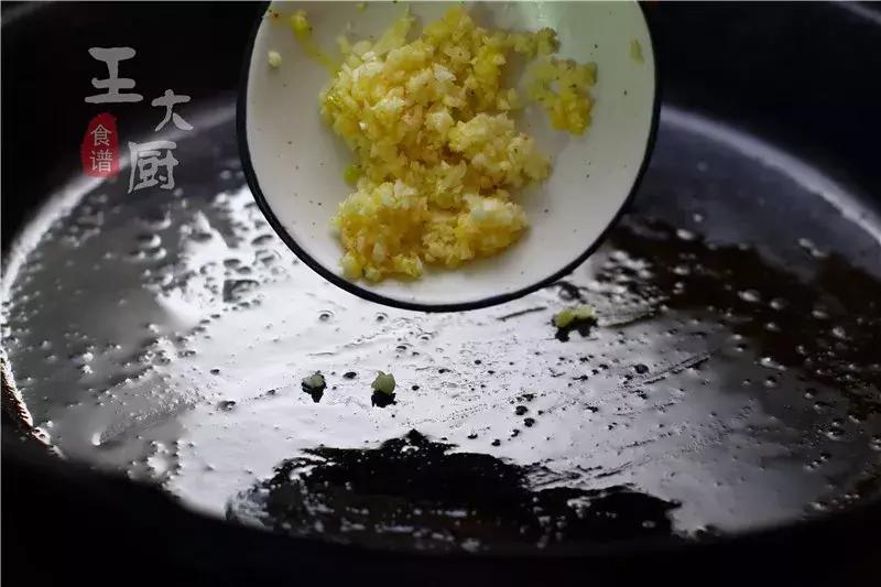 如何在家制作烧烤摊的烤韭菜,烧烤家庭版烤韭菜