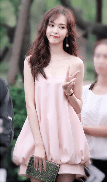 唐嫣穿低胸亮片红礼服出席活动,34岁唐嫣穿礼服少女感十足