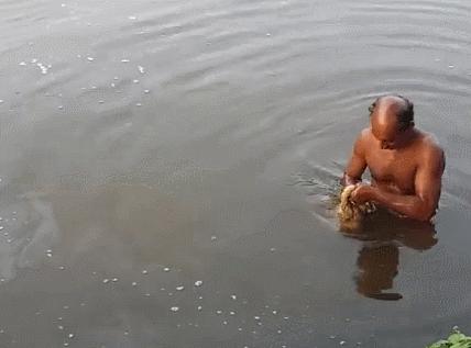 不被大伙注意的水沟，撒网下去后没动静，亲自下水收网，惊喜来了