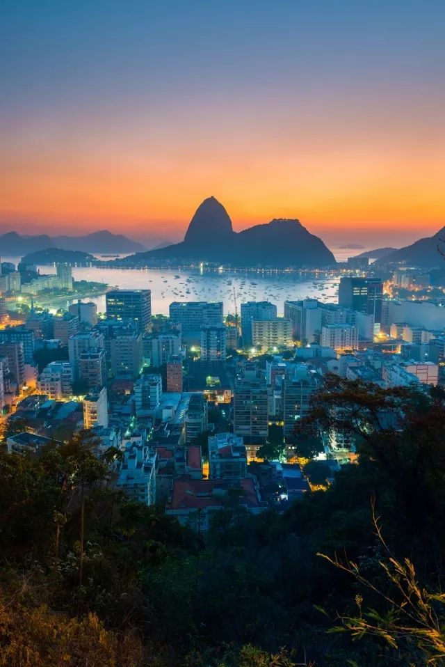 巴西里约热内卢的马拉卡纳体育场,巴西一公里一个足球场