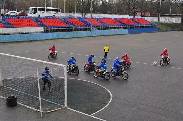 潮龖｜刺激又*力暴**的moto足球，是战斗名族年轻人的爱