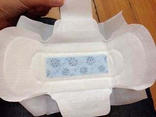 女孩换卫生巾应该怎么换,专家告诉女生如何正确换卫生巾