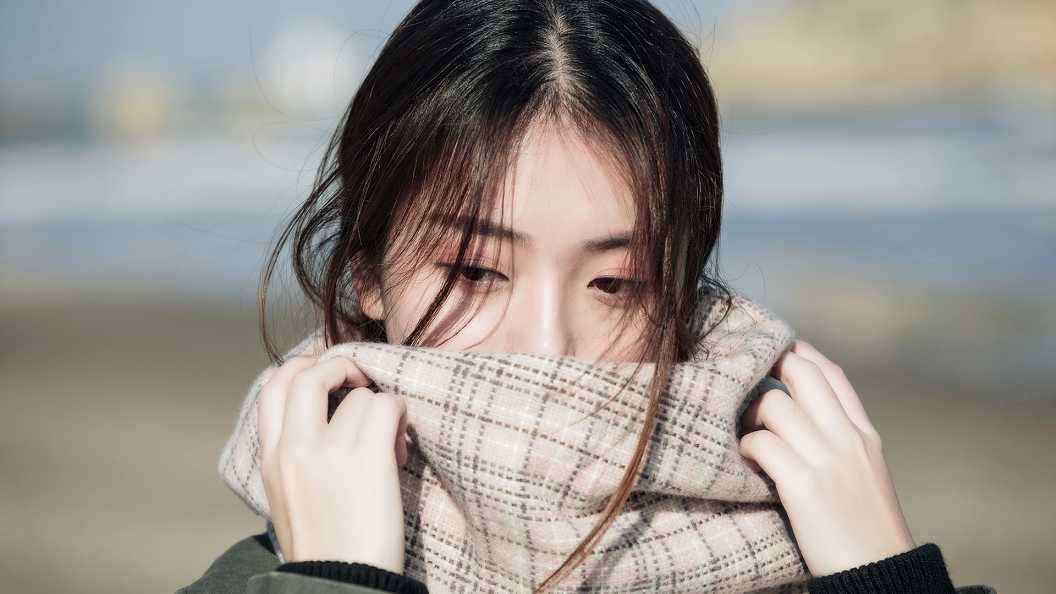 粉底液还是粉饼好,粉底液还是粉饼好用干皮