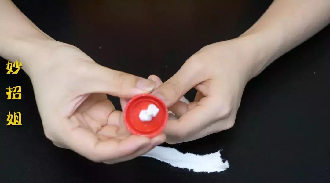 把筷子和塑料瓶绑在一起，解决了家家户户的大难题，省钱又实用