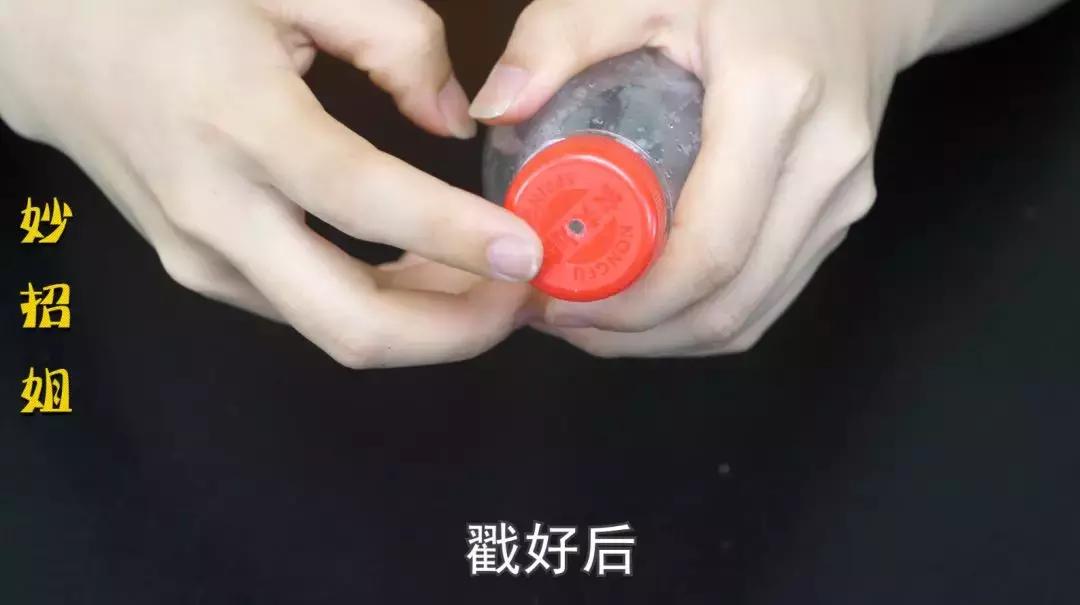 把筷子和塑料瓶绑在一起，解决了家家户户的大难题，省钱又实用