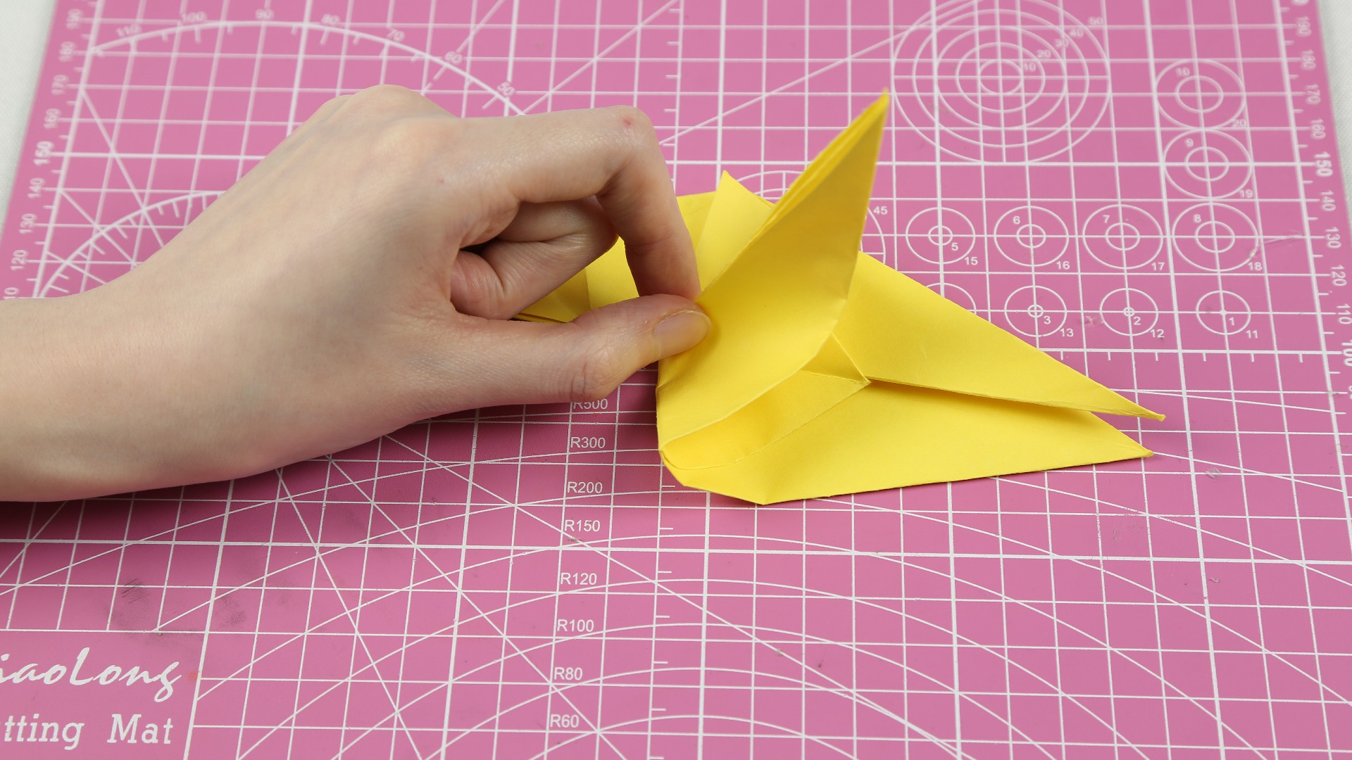 想要恐龙玩具，不用再去商场买了，姑娘教你巧用一张纸折出来