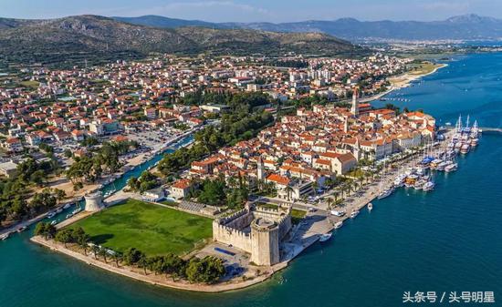 足球世界杯很难吗,世界杯足球场地是真草吗