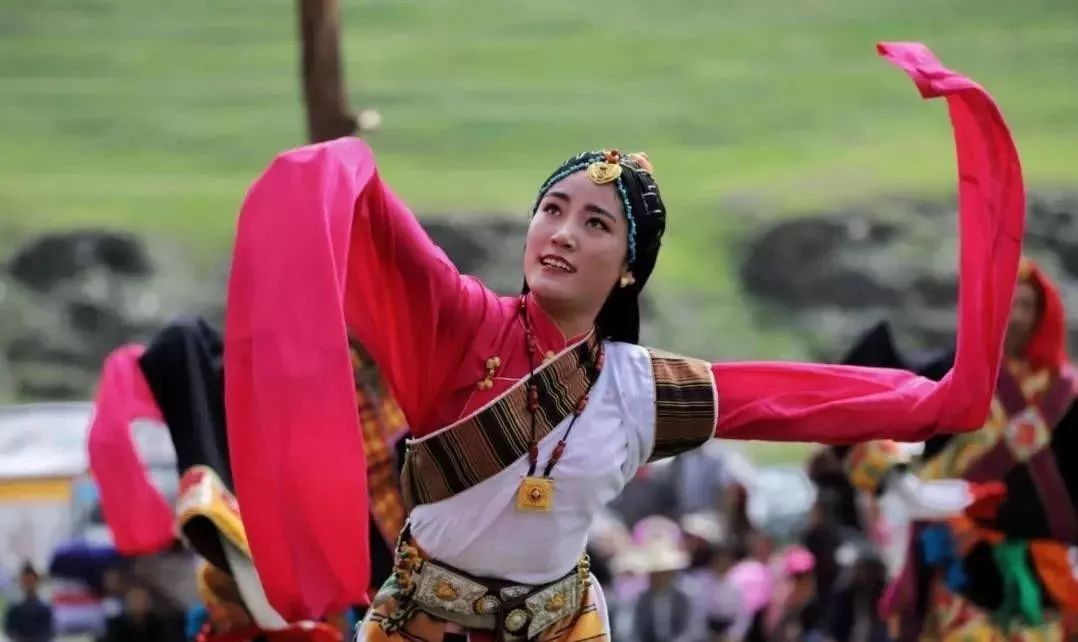 在七月最美的尕朵，体验藏区泼水节……