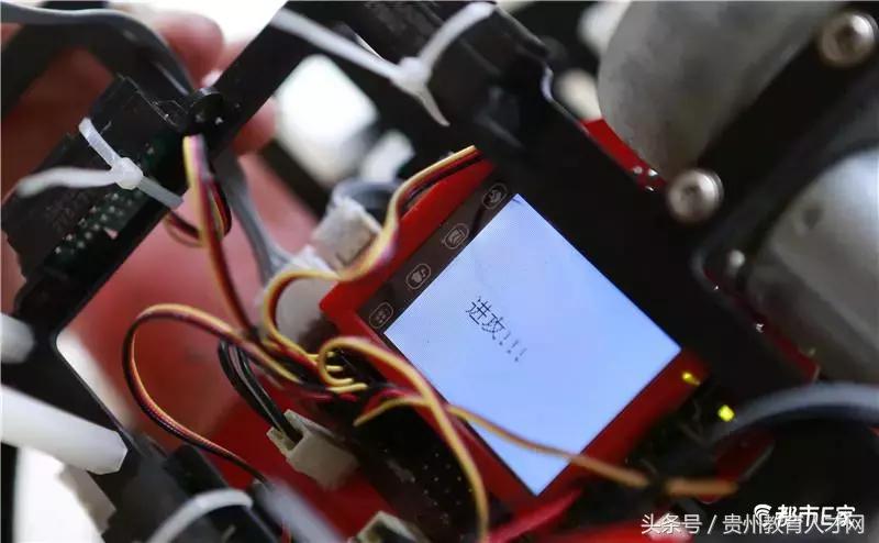 全国亚军!贵阳六中有支机器人足球队,女同学比男同学玩得更6