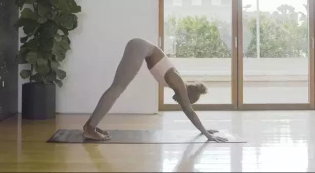 瘦腿拉筋板初级怎么练,正确拉筋方法一周瘦15斤