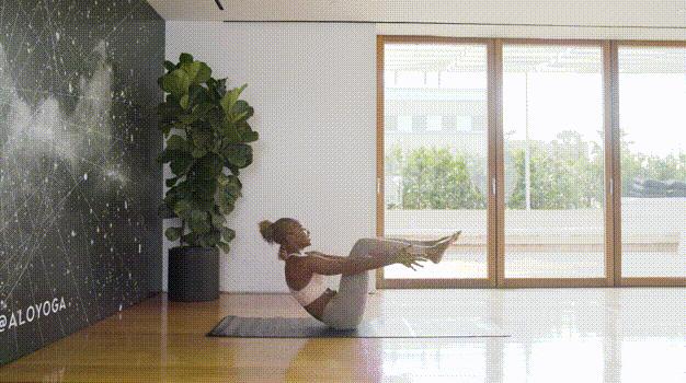 每天睡前10分钟拉筋,床上拉筋最有效的方法腿靠墙