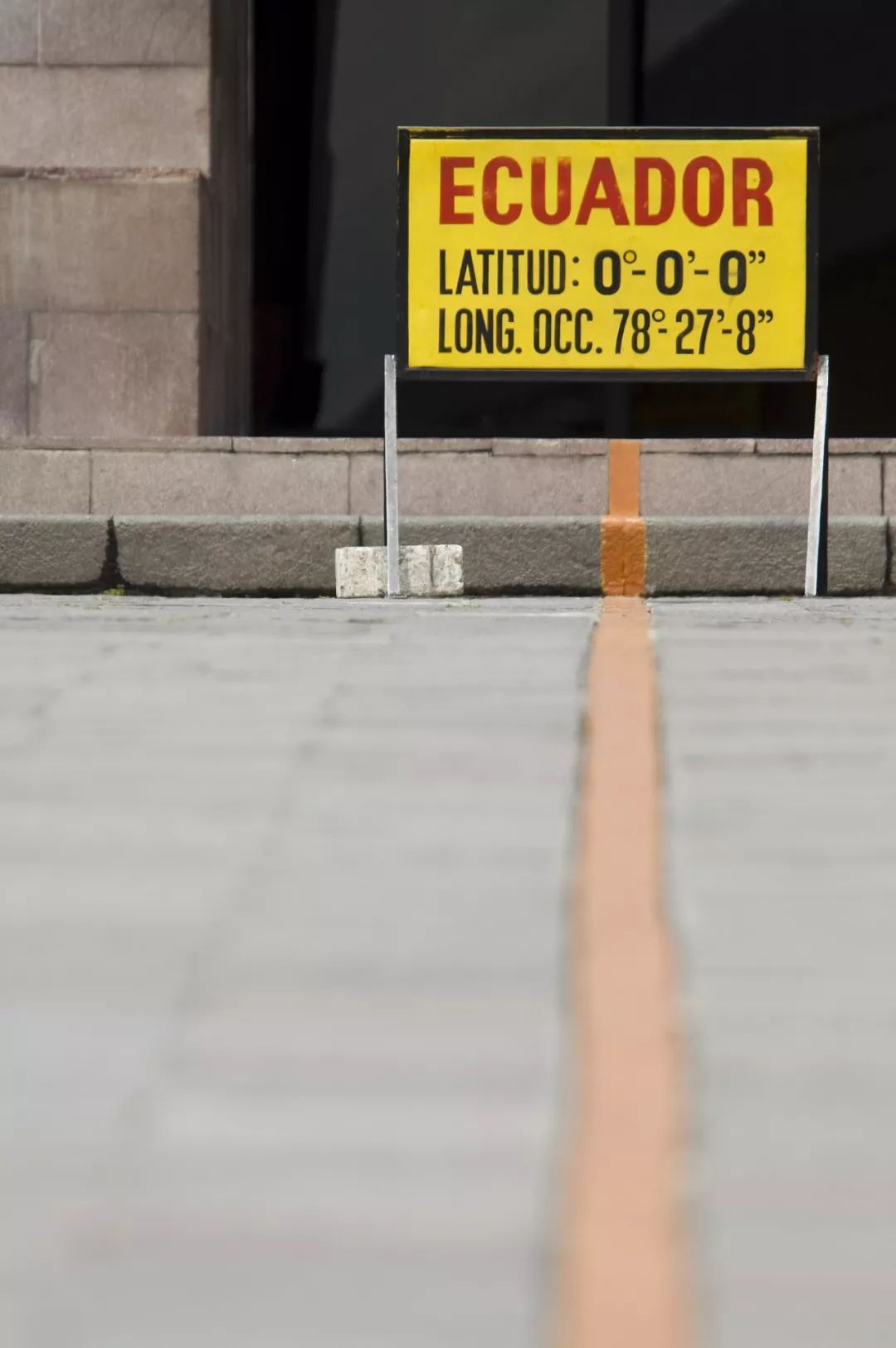 左脚北半球右脚南半球的国家,右脚在南半球左脚在北半球