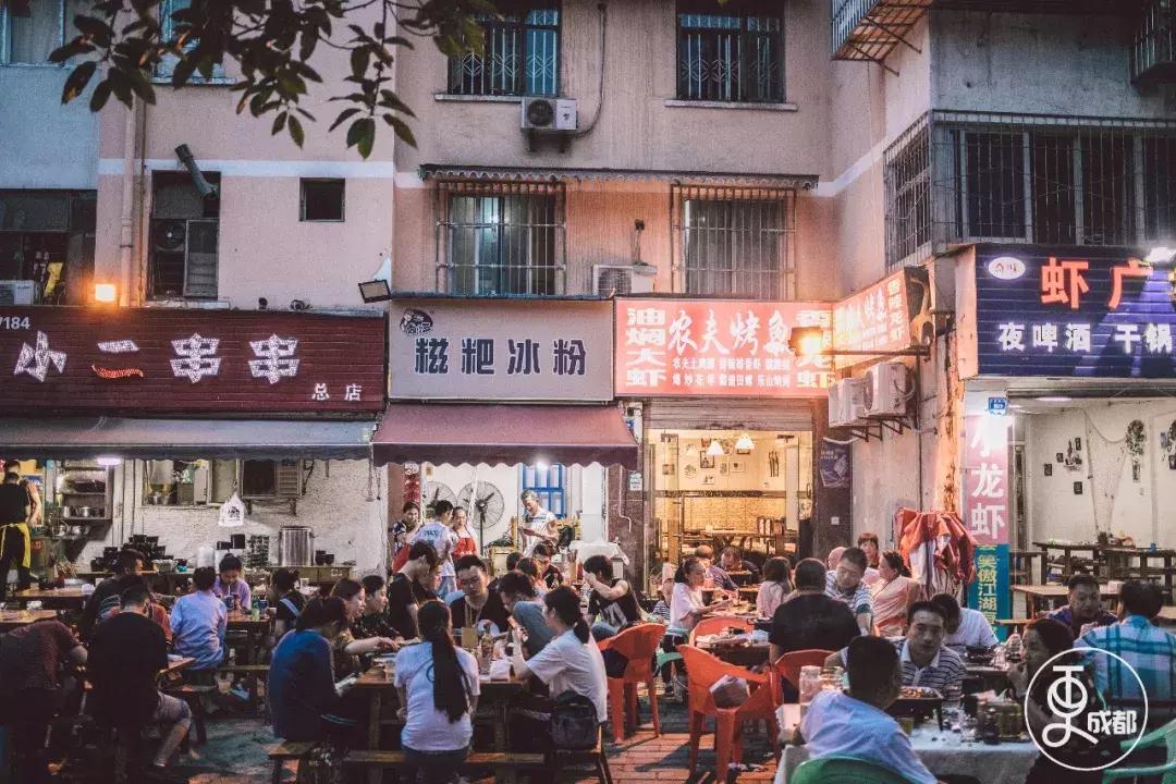 成都球迷在哪个酒吧看球,成都球迷扎堆露天看球地方