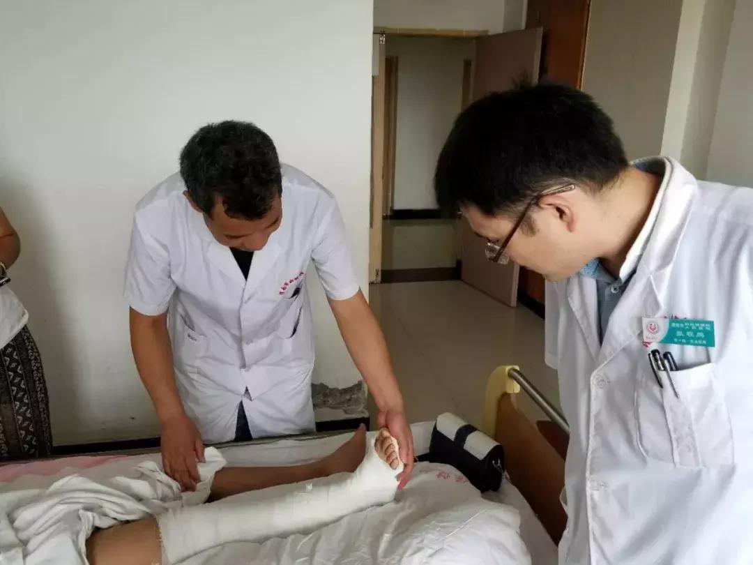 男童脸部被刺伤,小男孩被玻璃碎片割伤