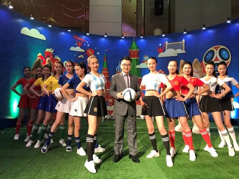 从知名解说员到幕后体育玩家，他说足球不只是比赛，更关乎人生｜中欧人物