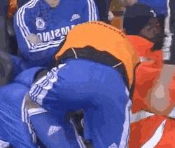 运动员之间为什么摸头,足球运动员为什么喜欢摸头