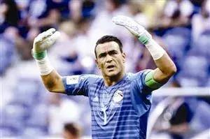 一人进3球,一人单场进五个球