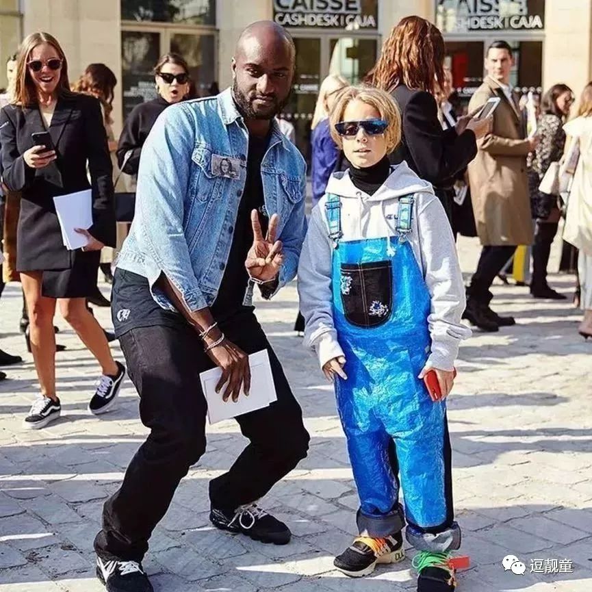 把自己装扮起来假装很酷,把自己打扮得酷一点