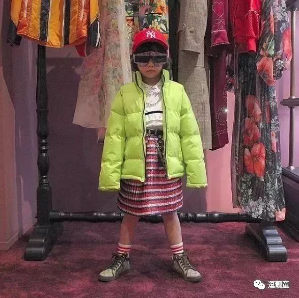 把自己装扮起来假装很酷,把自己打扮得酷一点