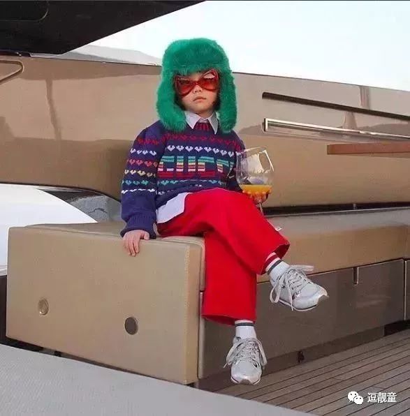 把自己装扮起来假装很酷,把自己打扮得酷一点