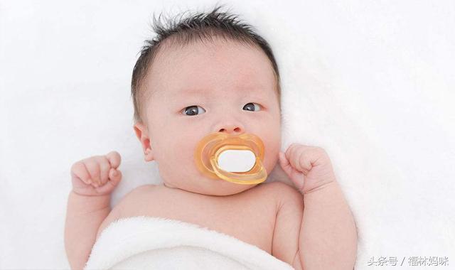 宝宝睡前特别哭闹有什么安抚方法,宝宝晚上哭闹怎么哄睡